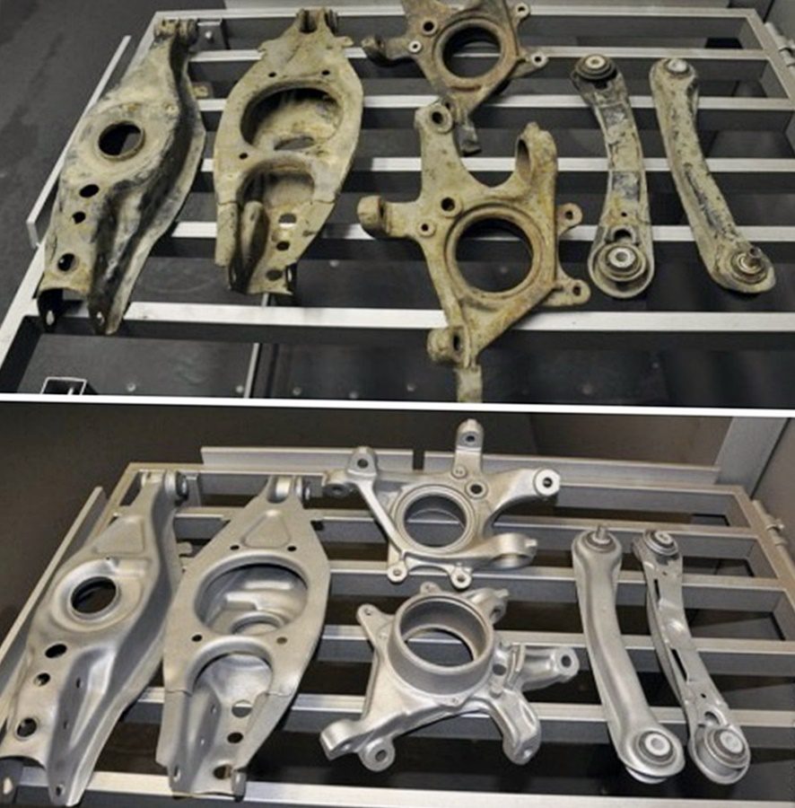 Diverse Kleinteile aus Metall vor und nach dem Sandstrahlen.